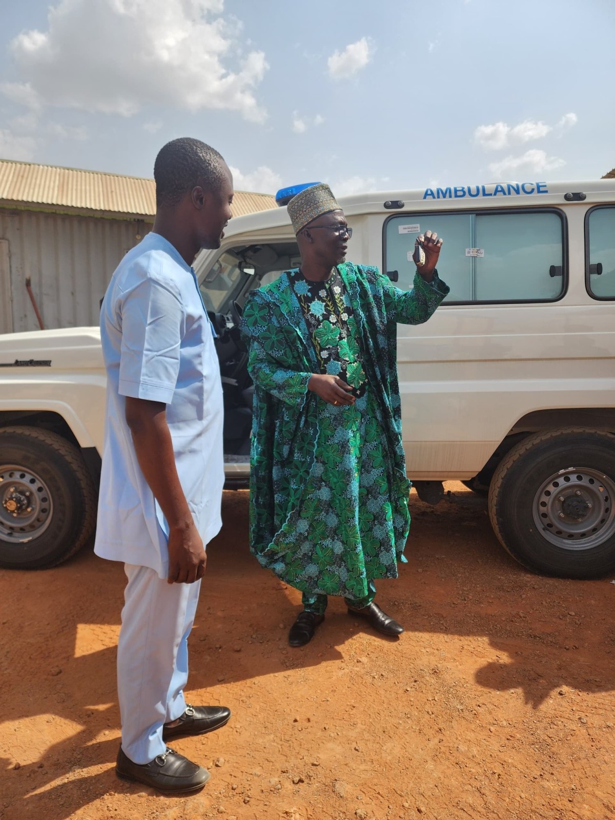 🚨 Le Maire Inoussa ZIME CHABI reçoit officiellement une ambulance pour renforcer les urgences obstétricales à Parakou.