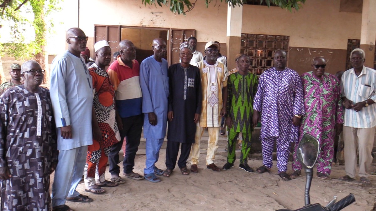 LE MAIRE DE PARAKOU INOUSSA ZIME CHABI SUPERVISE PERSONNELLEMENT L'INSTALLATION DES NOUVEAUX CHEFS DE QUARTIERS : UN ACTE  D'ENGAGEMENT CITOYEN