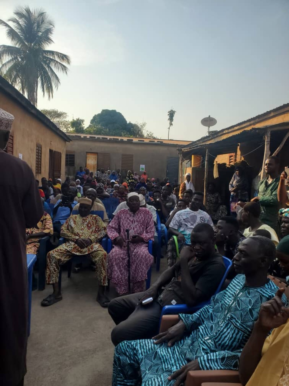 TOURNÉE DE PROXIMITÉ : Inoussa ZIME CHABI parcourt près de 10 quartiers du 3ème arrondissement dans la soirée de ce mercredi.