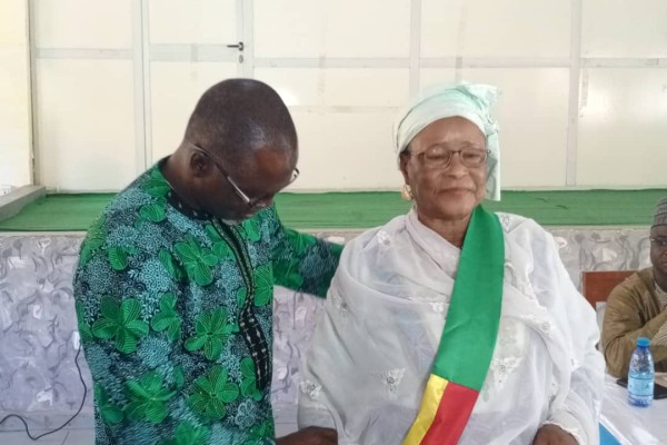 Inoussa ZIME CHABI INSTALLE LA SUPPLÉANTE DE FEU CHABI MAMA AU SEIN DU CONSEIL MUNICIPAL.