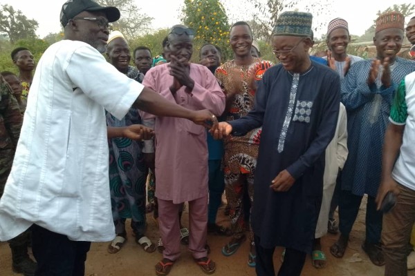 Le Maire Inoussa ZIME CHABI et les responsables de l'Association Palmier réceptionnent des infrastructures à Ganou, Thian Goura et Tourou Monnon.