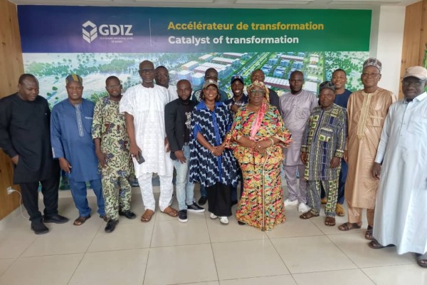 VISITE DE L'USINE GLODJIBÉ PAR LES ÉLUS COMMUNAUX DE PARAKOU : UNE DÉMARCHE STRATÉGIQUE POUR BOOSTER L'ÉCONOMIE LOCALE.