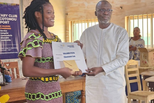 Le Maire de Parakou Honore de Sa Présence la Remise de Kits aux Jeunes Couturières par le Rotary club.