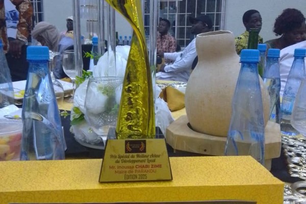 Inoussa ZIME CHABI reçoit le Prix Spécial du Meilleur Acteur du Développement Local à "Excellence Awards 2025."
