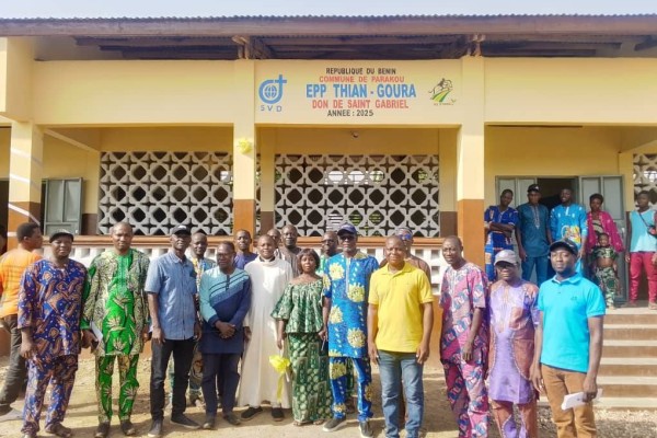 Le Maire de Parakou inaugure un module de 3 salles de classe à THIAN GOURA, un don de Saint Gabriel.